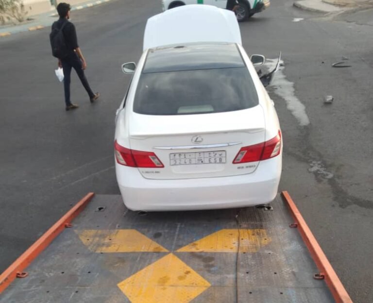 حادث في حي الحمراء تحميل السياره عبر سطحة جدة الي شيخ الورش لتقدير