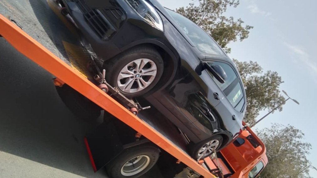 نقل سيارات بي ام دبلو في من حي الحمرا علي عبد الله الي حي المطار